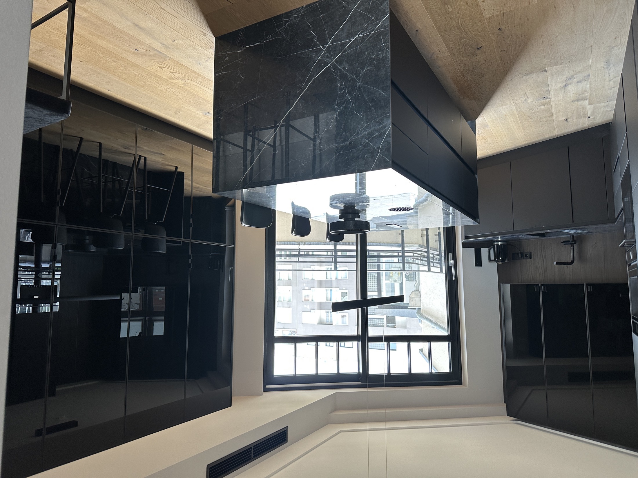 Penthouse Küche mit Nero-Marquina-Marmor und Eiche / Penthouse kitchen in Nero Marquina marble and oak